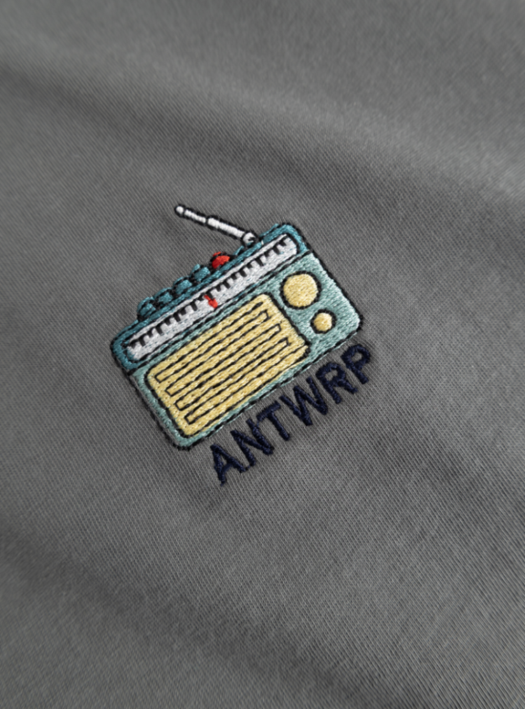 T-shirt kleine radio op borst 215 dolphin