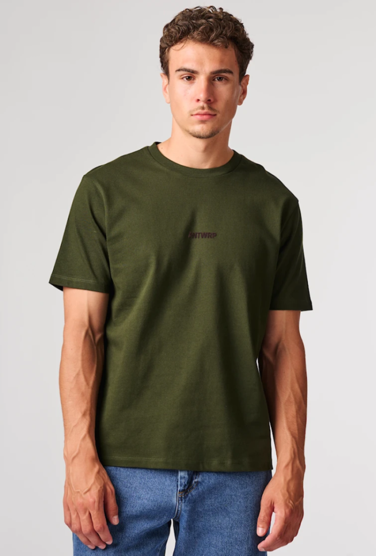 T-shirt effen kleine letters midden borst 526 evergreen