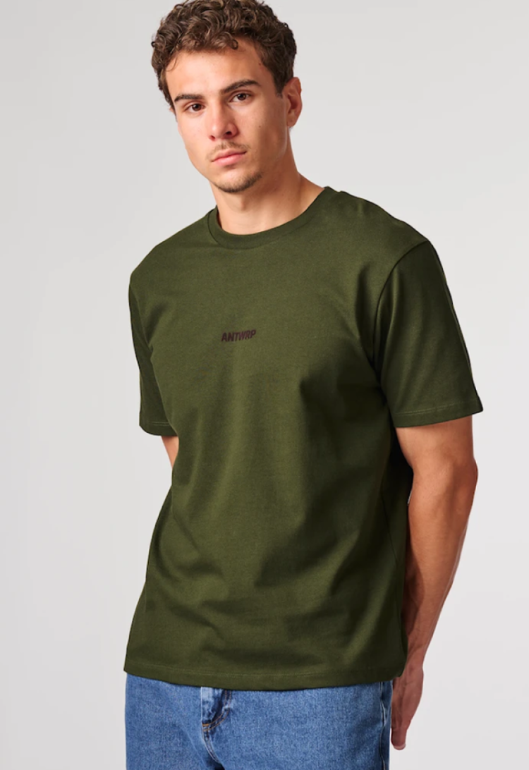 T-shirt effen kleine letters midden borst 526 evergreen