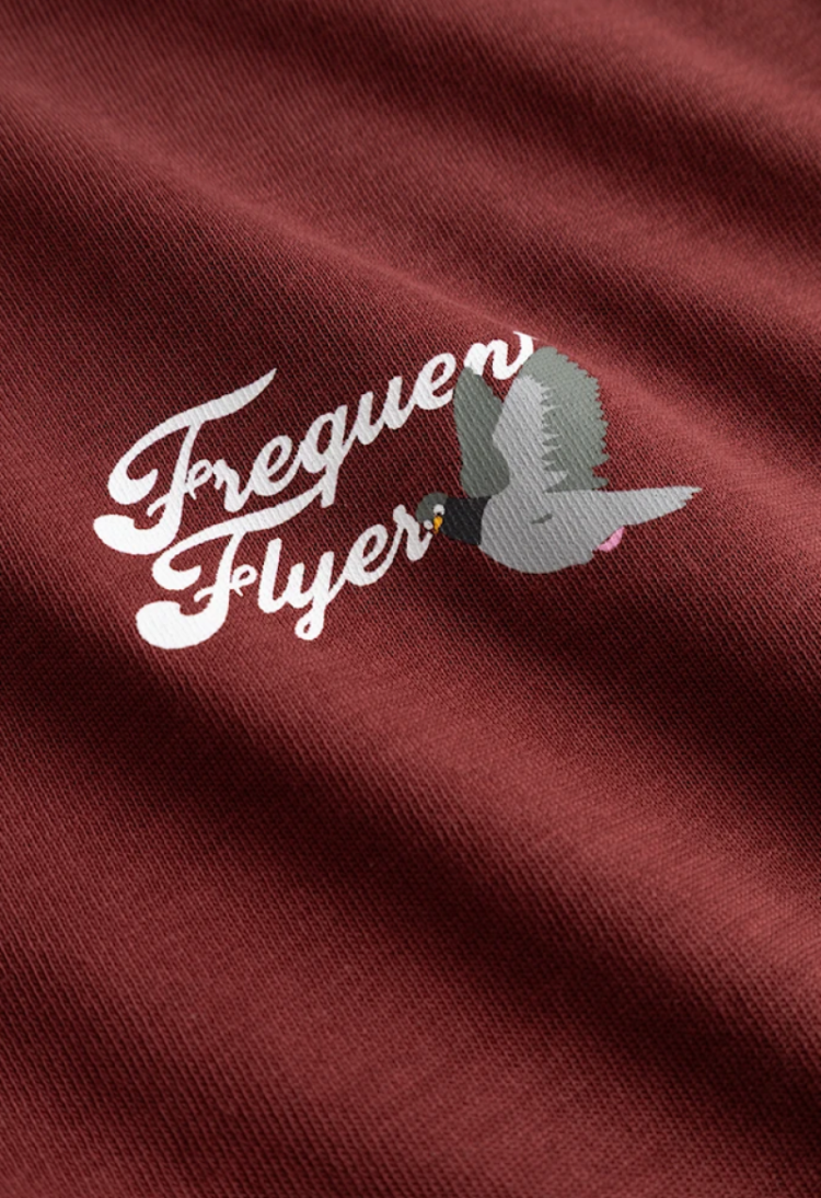 T-shirt Frequent Flyer klein op borst 306 crimson red