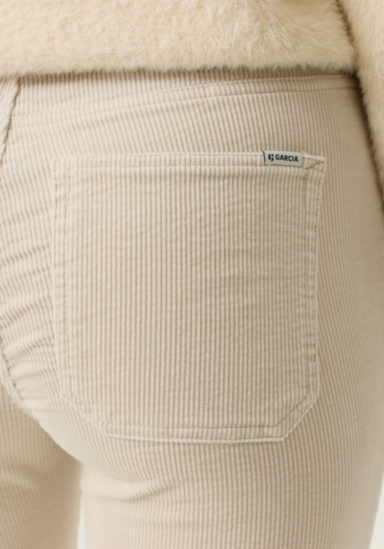 Celia Flared ribfluweel met zakjes vooraan 4294 Whitecap