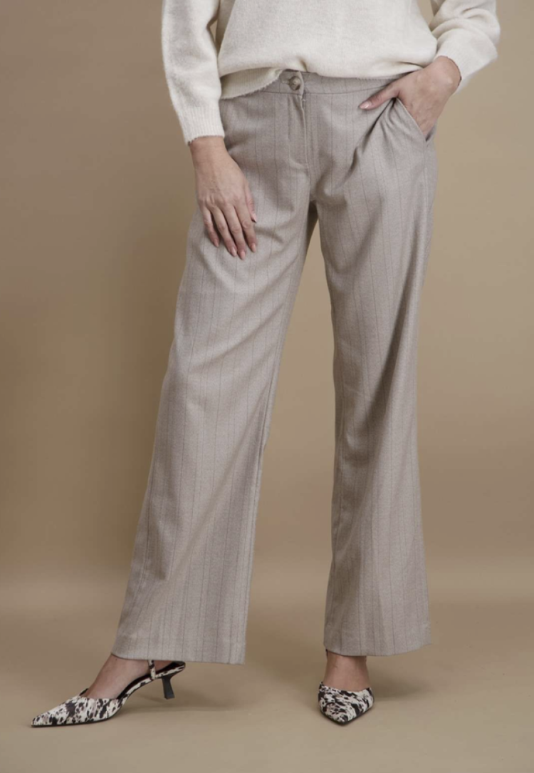 Broek brede pijpen beige met fijne taupe streepjes  2 beige chine