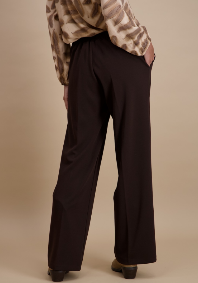 Broek brede pijpen effen rek in rug 03 chocolat