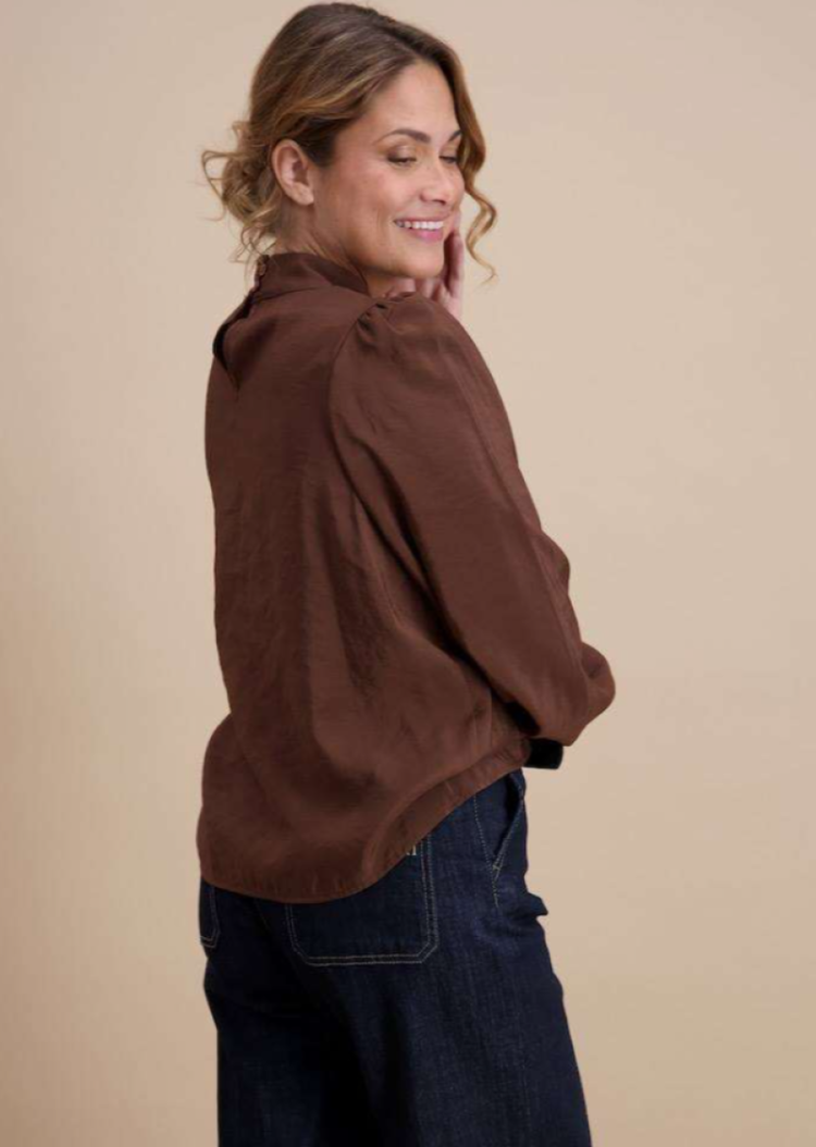 Blouse lm opstaande hals met plooitjes 03 marron