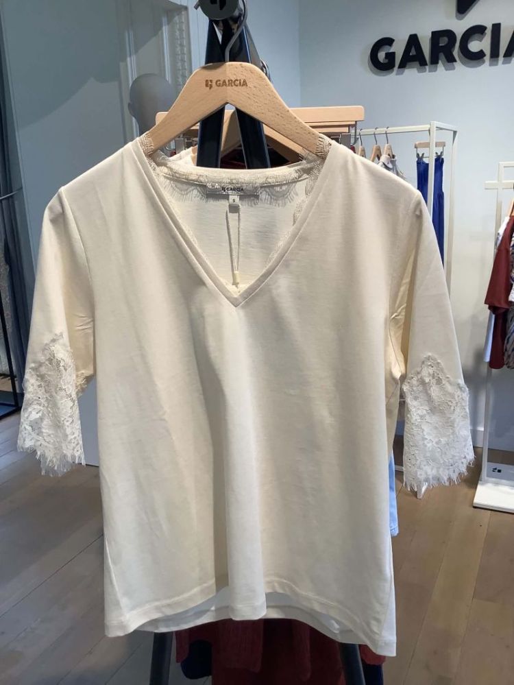 T-shirt effen v met kanten onderkant van mouw 1448-ecru